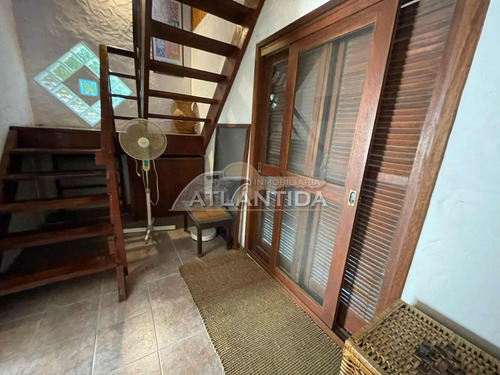 Hermosa Y Grande Casa A La Venta, Ubicada En Pinares Atlántida, 5 Dormitorios, 3 Baños, Frente Y Fondo. Inm Atlántida.
