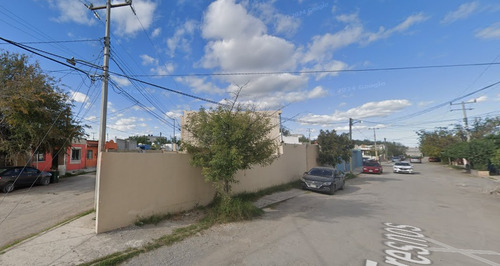 Casa En Remate Bancario En C. Maple, Los Bosques, Monclova, Coahuila (60% Descuento, Excelente Plusvalía) ¡gran Oportunidad De Inversión! - Sk12
