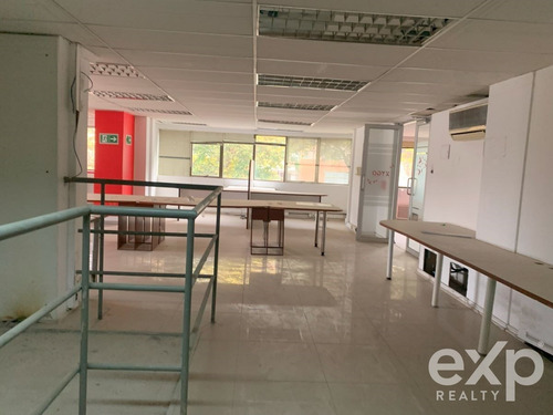 Oficina En Arriendo En Las Condes, Amplitud Y Conectividad