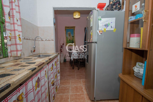 Venta Casa En Las Piedras, 2 Dormitorios, Gran Terreno.