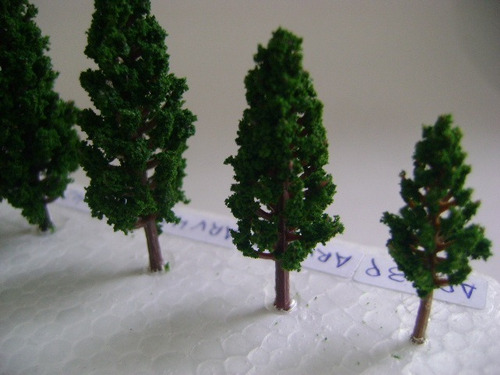 Imagen 3 de 6 de Nico 10 Pinos De 4,8 Cms Alto Plastico Y Esponja H0 (arv 40)