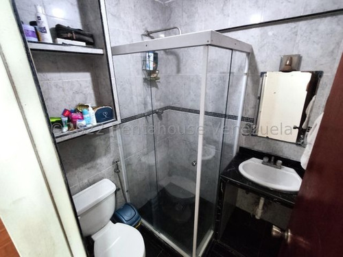 Imagen 9 de 30 de Apartamento En Venta En El Centro De Cabudare Cuenta Con 3 Habitaciones, 2 Modernos Baños, Iluminados Espacios De Sala Y Comedor, Cocina Iluminada Y Área De Lavandería Gabriela C.