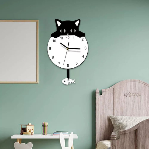 A El Pez Gato Oscila Y El Reloj De Pared Decorado Con