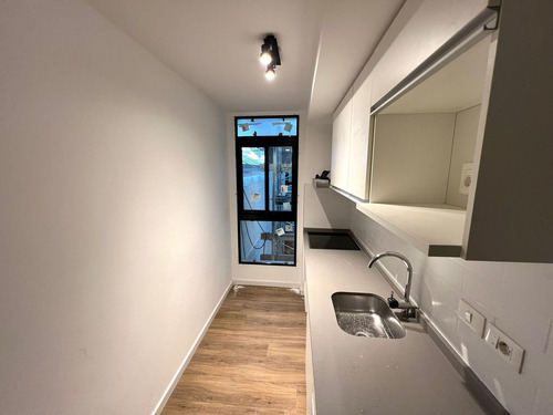 Venta Apartamento Al Frente De 2 Dormitorios Y Balcón En Centro
