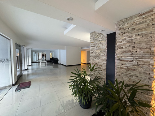 Venta - Departamento De Tres Dormitorios Con Balcón Y Cochera En Centro Río, Rosario
