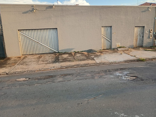 Casa Com Piscina E Barracão No Fundo