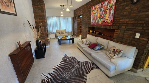 Casa Tipo Chalet De 6 Ambientes Con Jardin, Pileta Y Cochera En Venta. Olivos