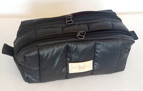 Cartuchera Xl Maca Doble Cierre Matelasse Impermeable Negro Interior Fucsia Oscuro