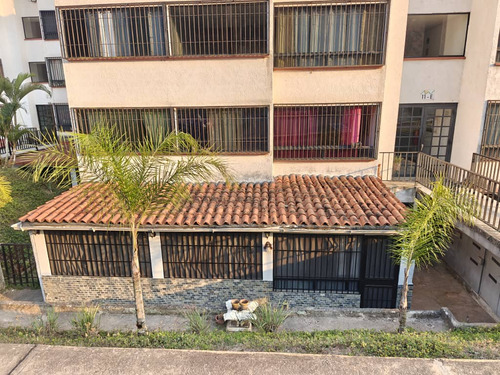 Venta De Apto En Los Teques. Urb El Solar De La Quinta