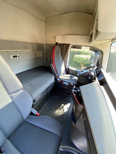 Imagem 11 de 16 de Volvo-fh-460-6x2-2017-branco-globetrotter-muito Novo