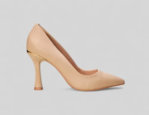 Scarpin Ramarim salto alto bico fino na cor Almond, visto de lado.