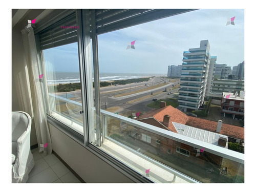 Imagen 12 de 23 de Venta De Apartamento De 3 Dormitorios Frente Al Mar En Edificio Tiburon En Punta Del Este