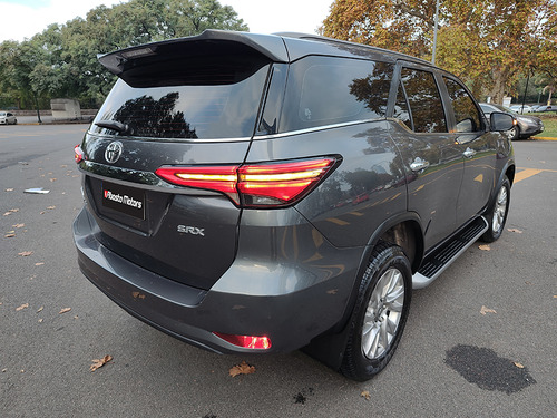 Imagen 7 de 20 de Toyota Hilux Sw4 2023 Srx 4x4 At 7 Asientos Abasto Motors