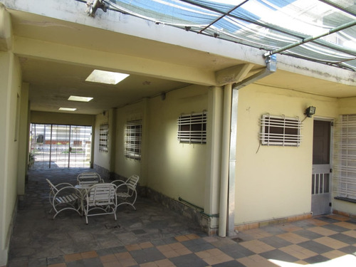 Casa En Venta De 5 Ambientes En Berazategui Centro. Apta Credito