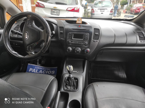 Auto Kia Cerato Hatchbac Color Beige Oscuro