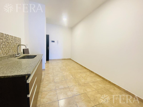 Imagen 2 de 6 de Venta De Departamento De 1 Ambiente Divisible Con Patio En Sarandi (30020)