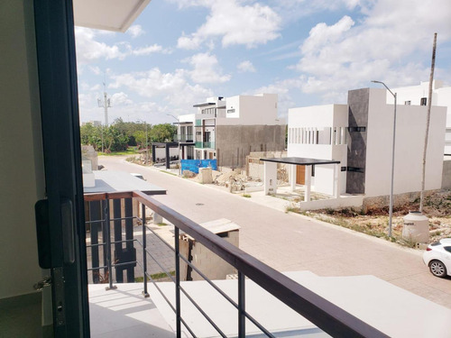 Casa Sola En Venta En Residencial Río, Benito Juárez, Quintana Roo