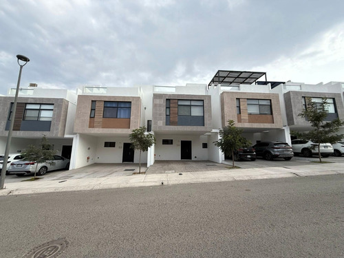 Casa En Renta En Zibata Con Roof Garden Con Vista Al Valle Rahqro