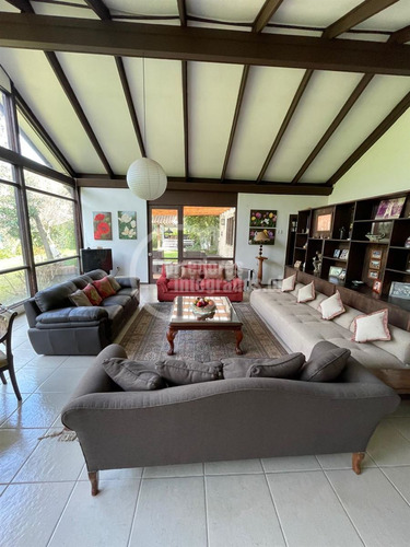 Casa En Venta De 6 Dorm. En Olmué