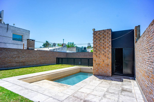 Venta Casa Pueblo Esther Con Terreno De 456 M2, Piscina Y Ba