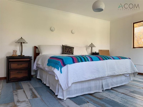 Casa En Venta De 5 Dorm. En La Reina