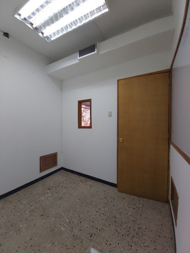 Imagen 8 de 17 de Se Alquila Amplio Local Comercial Con Excelente Ubicacion En Av. Municipal De Puerto La Cruz