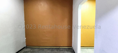Local Comercial En Venta En Las Mercedes Cabudare Consta De 3 Locales En Uno Con Maravillosa Distribución, Área De Cocina, Oficina Y Un Baño Gabriela C.