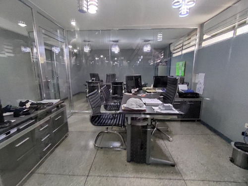 Se Venden 2 Locales Comerciales En La Avenida Bolívar Sur ( Av. Las Ferias) En El Edificio Impera . Minerva K