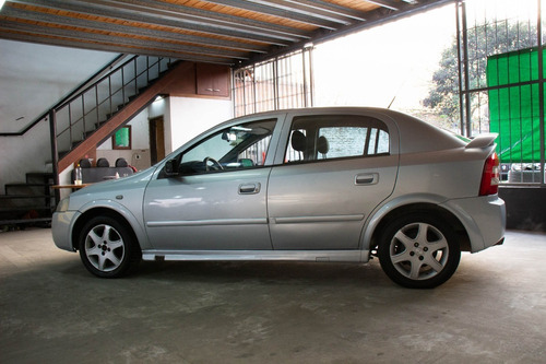 Imagen 16 de 17 de Chevrolet Astra 2.0 Nafta 2010 Gris