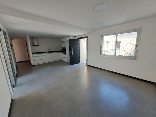 Apartamento En Venta De 2 Dormitorios - Planta Alta En Aguada