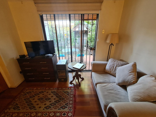 Se Vende Casa A Cuadras De Metro Los Dominicos.