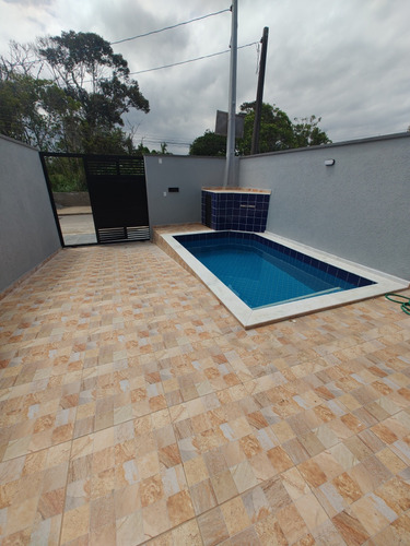Casa Com Dois Quartos Sendo Uma Suíte, Piscina