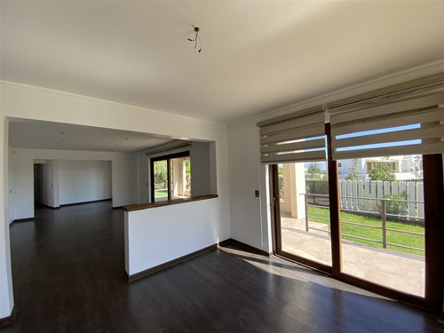 Casa En Venta De 4 Dorm. En Colina