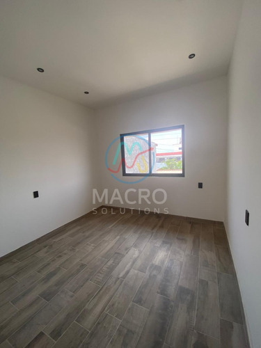 Casa En Venta En Col. Lazaro Cardenas De 2 Niveles Y Con Alberca