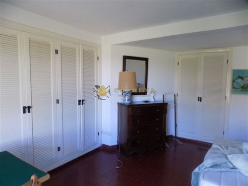 Apartamento En Muy Buena Ubicacion En La Brava, De 3 Dor, 3 Baños Mas Dependencia Con Baño, Y Cochera Techada. Consulte!!!!!!- Ref: 2063