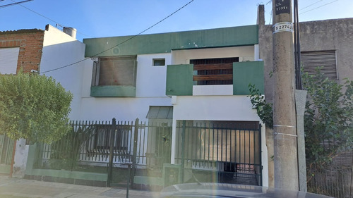 Excelente Casa De 6amb C/ Cochera 