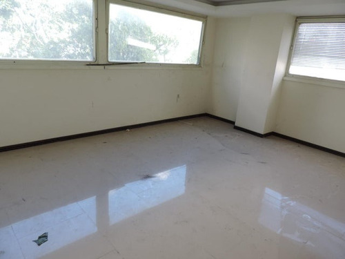 Edificio Ideal 24-18672 Para Funcionamiento De Clínica Y Oficinas En La Urbina