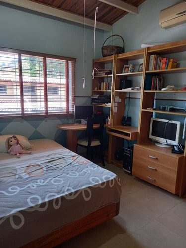 En Venta Casa 214m2 3h/4b/5p. Guatire.