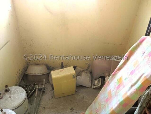 María Valera Trae En Venta Casa-comercial Con 1 Local Extenso Con Su Baño Y Oficina, En Centro Este De Barquisimeto, Agua Constante, Piso De Granito, Cantv, Aba, Ideal Para Uso Comercial O Residencial
