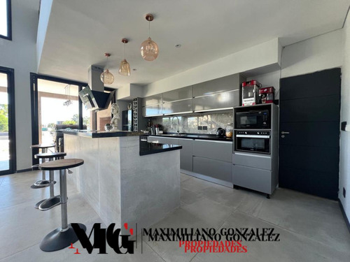 Casa En Venta, 10 Ambientes - Terralagos, Canning.