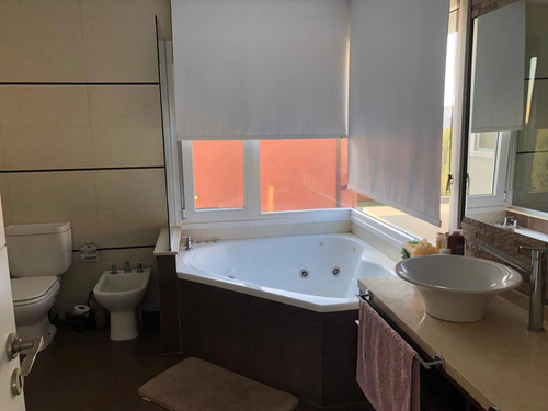 Excelente Casa Moderna En El Barrio Los Alisos