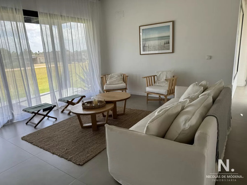 Se Vende Gran Casa En La Zona De El Quijote, En La Barra De 4 Dormitorios.