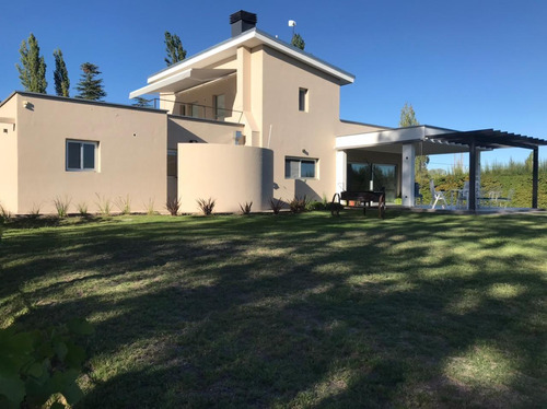 Casa Quinta En Venta - 3 Dormitorios 3 Baños - Cocheras - 10.304mts2 - San Rafael, Mendoza