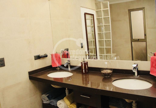 Casa En Venta De 5 Dorm. En Las Condes