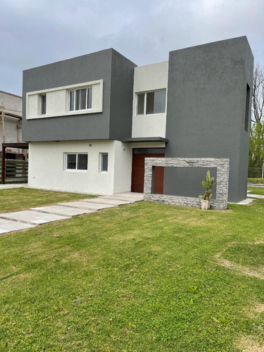 Casa En Venta En Barrio  Acacias, Puertos Del Lago, Escobar.