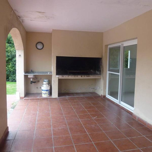Pilar Del Este, Bªlos Jazmines, Casa En Venta, Excelente Ubicación Con Frente Al Parque Central, 5 Dormitorios