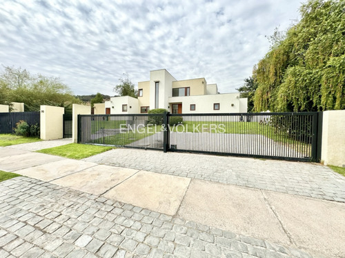 Casa En Exclusivo Condominio De Piedra Roja, Gran Terreno