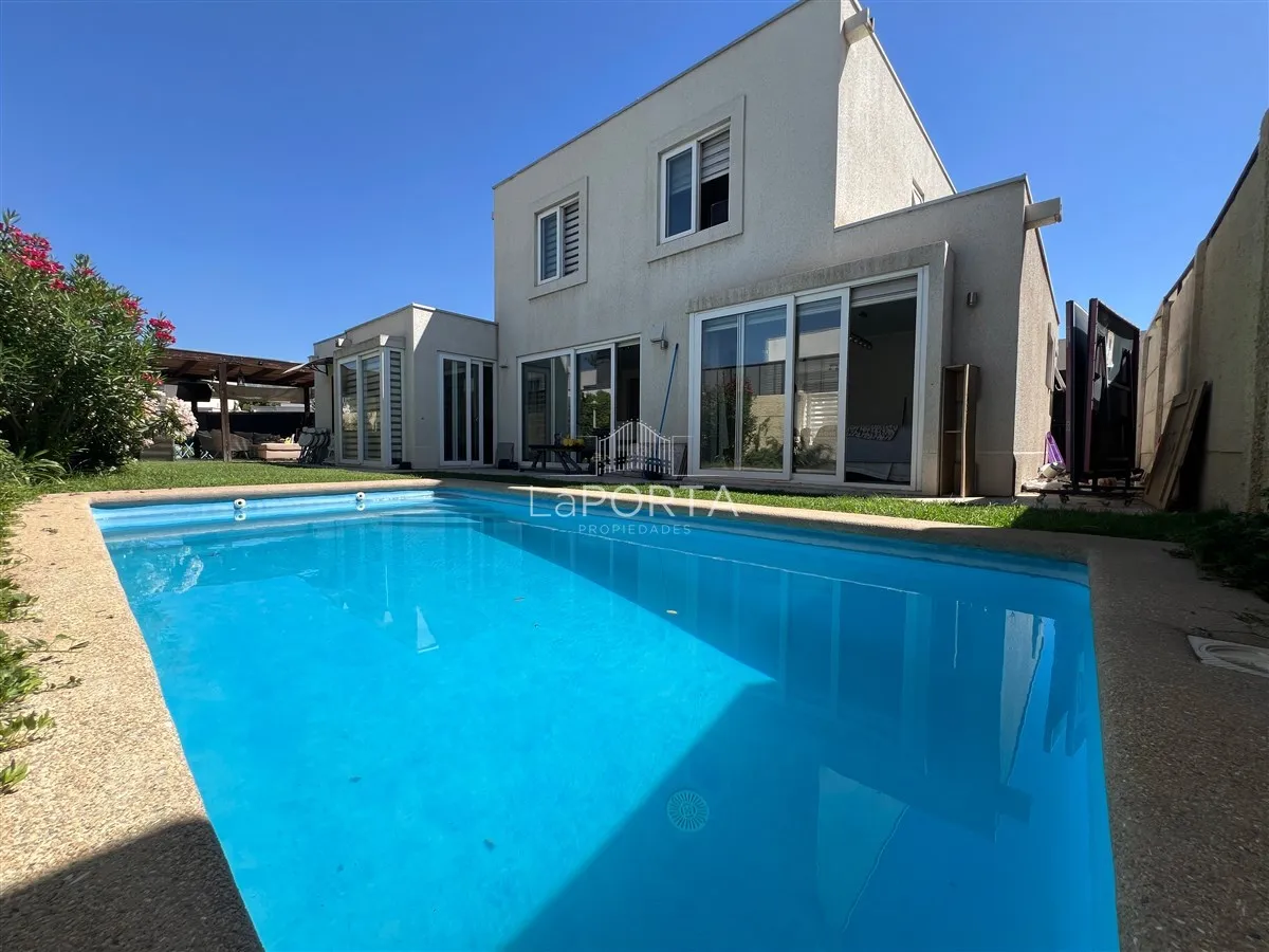 Imagen 2 de 23 de Casa Exclusiva En Condominio / Chicureo / Piscina / Quincho