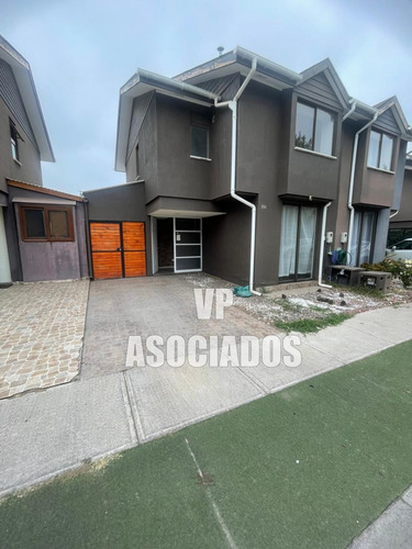 Liquidación Casa Con 3d - 2b En Condominio Los Alerces.
