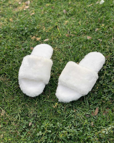 Pantufla De Peluche Color Blanco Para Dama (Usado)